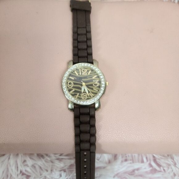 Geneva Brown w/ Gold accents w/ Tiger Print onface - Picture 1 of 3